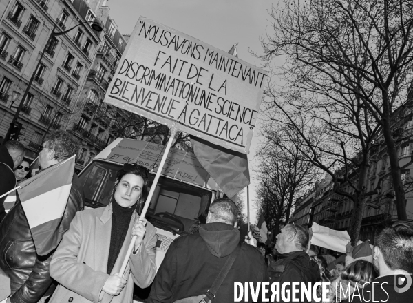 Convoi de la liberté à Paris, dans la manifestation nationale citoyenne et pacifique contre le pass vaccinal, contre la gestion de la crise sanitaire par le gouvernement. Paris le 12 février 2022. Freedom convoy and Vaccine pass.