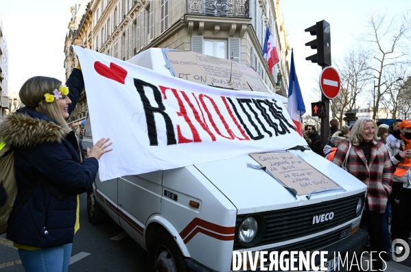 Convoi de la liberté à Paris, dans la manifestation nationale citoyenne et pacifique contre le pass vaccinal, contre la gestion de la crise sanitaire par le gouvernement. Paris le 12 février 2022. Freedom convoy and Vaccine pass.