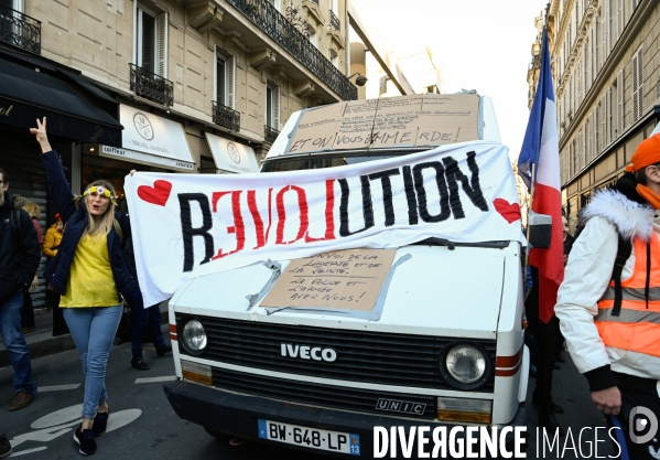 Convoi de la liberté à Paris, dans la manifestation nationale citoyenne et pacifique contre le pass vaccinal, contre la gestion de la crise sanitaire par le gouvernement. Paris le 12 février 2022. Freedom convoy and Vaccine pass.