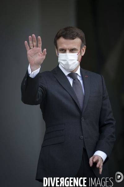 Emmanuel MACRON masqué-démasqué.