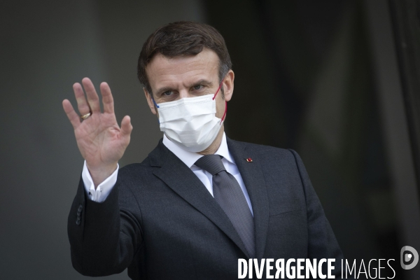 Emmanuel MACRON masqué-démasqué.