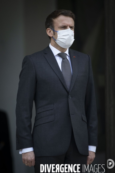 Emmanuel MACRON masqué-démasqué.