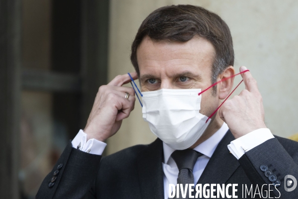 Emmanuel MACRON masqué-démasqué.