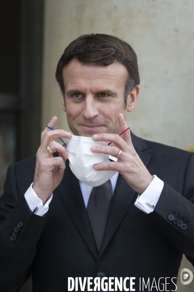 Emmanuel MACRON masqué-démasqué.