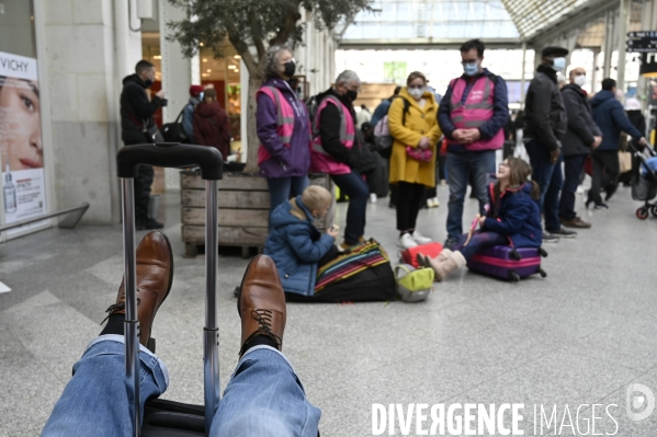 Covid-19. Voyageurs en attente d un train. travelers waiting at a railway station. The Covid-19 Coronavirus pandemic.