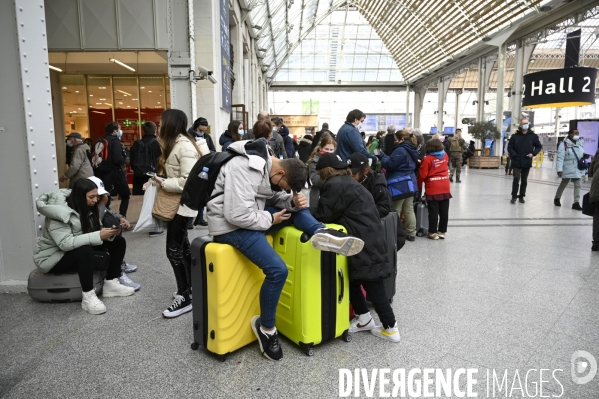 Covid-19. Voyageurs en attente d un train. travelers waiting at a railway station. The Covid-19 Coronavirus pandemic.