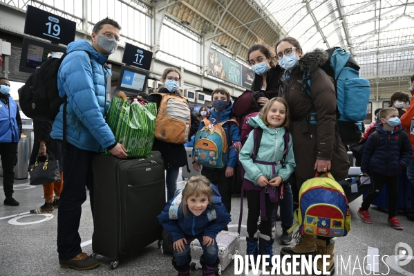 Covid-19. Voyageurs en attente d un train. travelers waiting at a railway station. The Covid-19 Coronavirus pandemic.