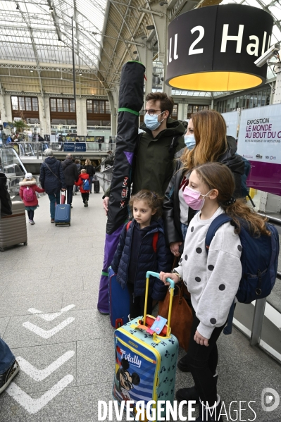 Covid-19. Voyageurs en attente d un train. travelers waiting at a railway station. The Covid-19 Coronavirus pandemic.