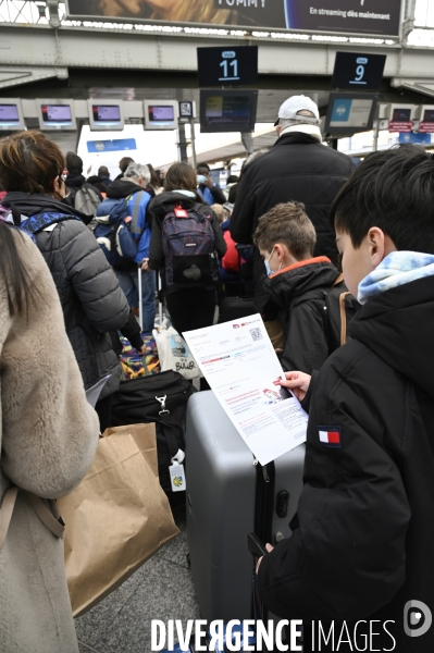 Covid-19. Voyageurs en attente d un train. travelers waiting at a railway station. The Covid-19 Coronavirus pandemic.