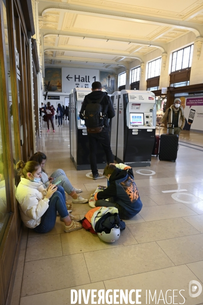 Covid-19. Voyageurs en attente d un train. travelers waiting at a railway station. The Covid-19 Coronavirus pandemic.