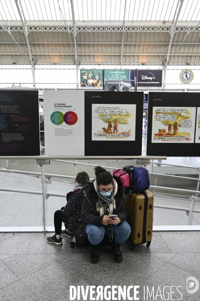 Covid-19. Voyageurs en attente d un train. travelers waiting at a railway station. The Covid-19 Coronavirus pandemic.