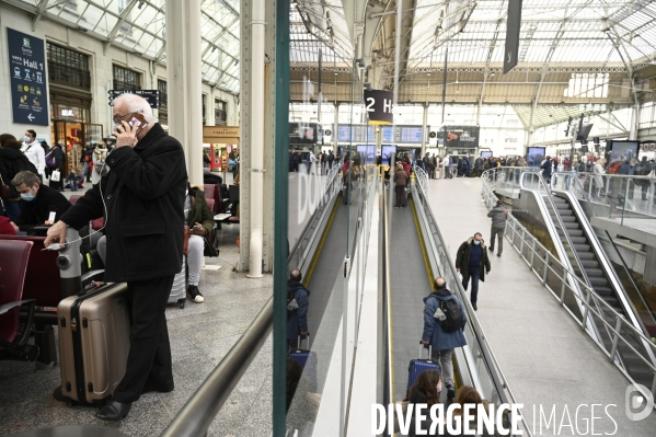 Départ des vacances de février, des voyageurs en attente d un train. Travelers waiting at a railway station. The Covid-19 Coronavirus pandemic.