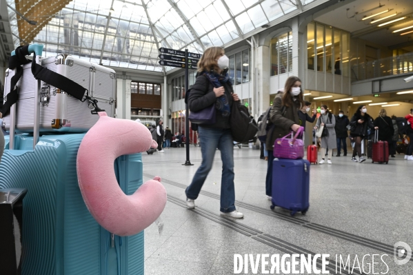 Départ des vacances de février, des voyageurs en attente d un train. Travelers waiting at a railway station. The Covid-19 Coronavirus pandemic.