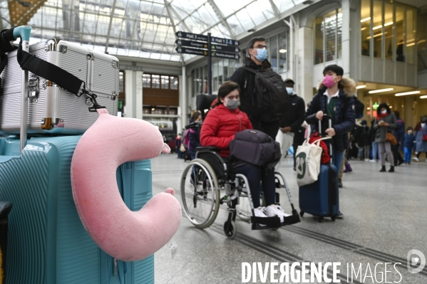 Départ des vacances de février, des voyageurs en attente d un train. Travelers waiting at a railway station. The Covid-19 Coronavirus pandemic.