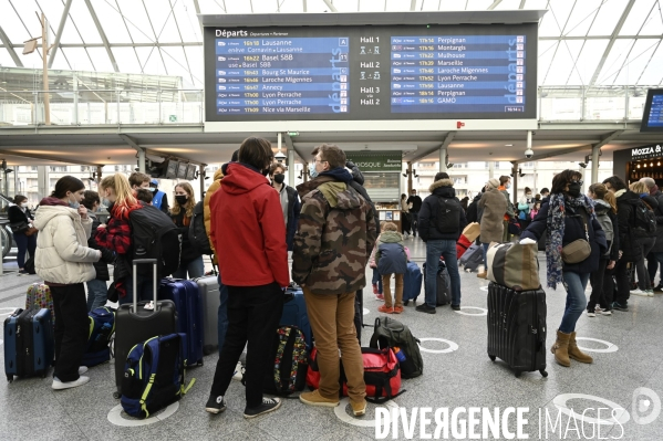 Départ des vacances de février, des voyageurs en attente d un train. Travelers waiting at a railway station. The Covid-19 Coronavirus pandemic.