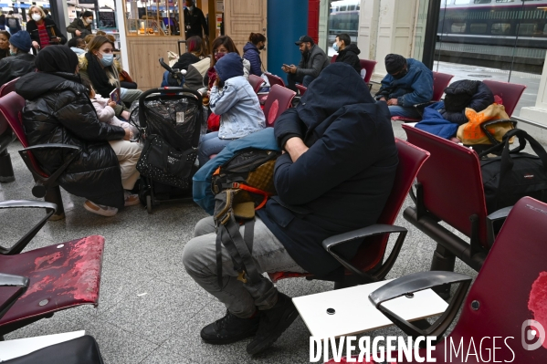 Départ des vacances de février, des voyageurs en attente d un train. Travelers waiting at a railway station. The Covid-19 Coronavirus pandemic.
