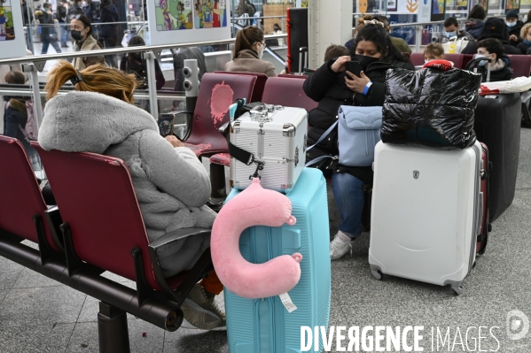 Départ des vacances de février, des voyageurs en attente d un train. Travelers waiting at a railway station. The Covid-19 Coronavirus pandemic.