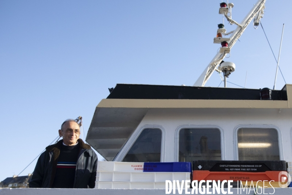 Eric Zemmour sur le chalutier  Grand Charles  à Port-en-Bessin.