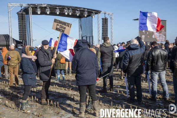 Meeting d Eric ZEMMOUR devant le Mont-Saint-Michel.