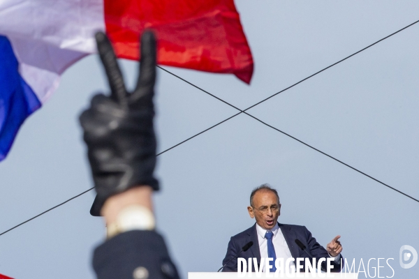 Meeting d Eric ZEMMOUR devant le Mont-Saint-Michel.