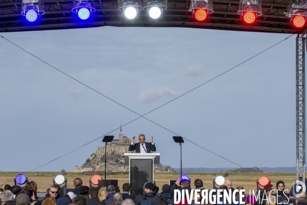 Meeting d Eric ZEMMOUR devant le Mont-Saint-Michel.