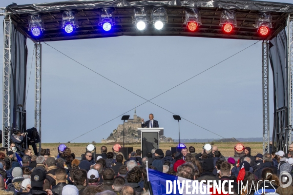 Meeting d Eric ZEMMOUR devant le Mont-Saint-Michel.