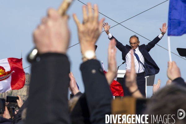 Meeting d Eric ZEMMOUR devant le Mont-Saint-Michel.