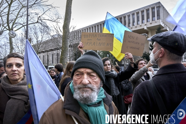 Manifestation pour l Ukraine devant l ambassade de Russie à Paris