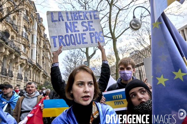 Manifestation pour l Ukraine devant l ambassade de Russie à Paris