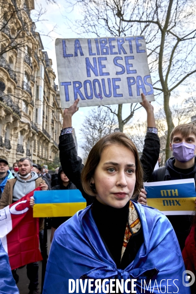 Manifestation pour l Ukraine devant l ambassade de Russie à Paris