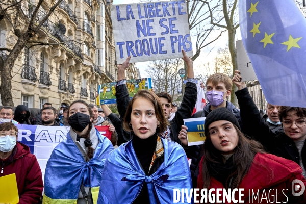 Manifestation pour l Ukraine devant l ambassade de Russie à Paris