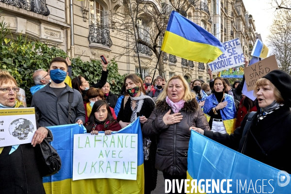 Manifestation pour l Ukraine devant l ambassade de Russie à Paris