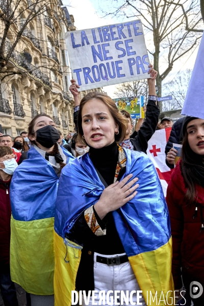 Manifestation pour l Ukraine devant l ambassade de Russie à Paris