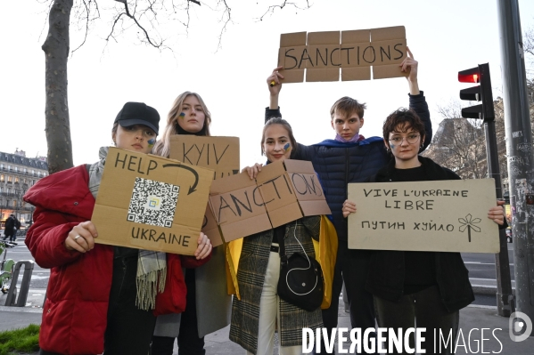 Guerre en UKRAINE. Rassemblement à Paris contre l invasion RUSSE en UKRAINE. Conflict in Ukraine. People protest against Russia s military invasion of Ukraine.