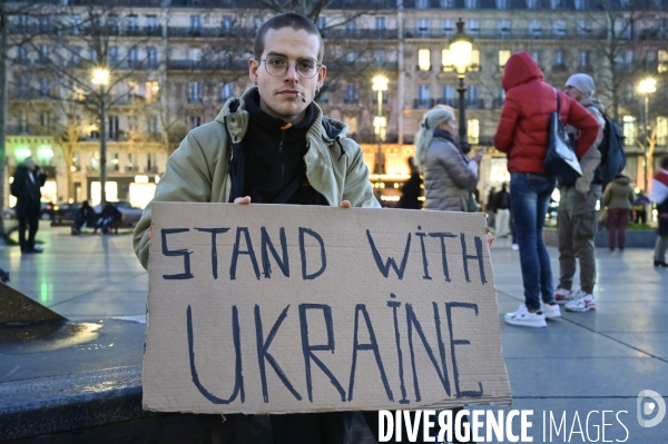 Guerre en UKRAINE. Rassemblement à Paris contre l invasion RUSSE en UKRAINE. Conflict in Ukraine. People protest against Russia s military invasion of Ukraine.