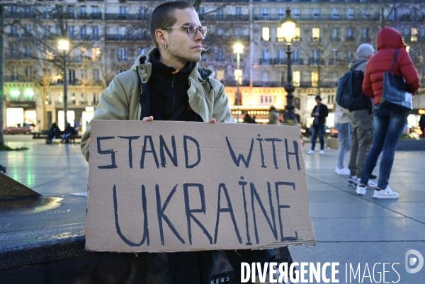 Guerre en UKRAINE. Rassemblement à Paris contre l invasion RUSSE en UKRAINE. Conflict in Ukraine. People protest against Russia s military invasion of Ukraine.