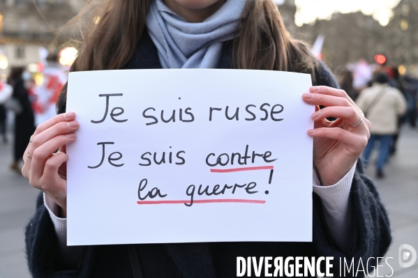 Guerre en UKRAINE. Rassemblement à Paris contre l invasion RUSSE en UKRAINE. Conflict in Ukraine. People protest against Russia s military invasion of Ukraine.