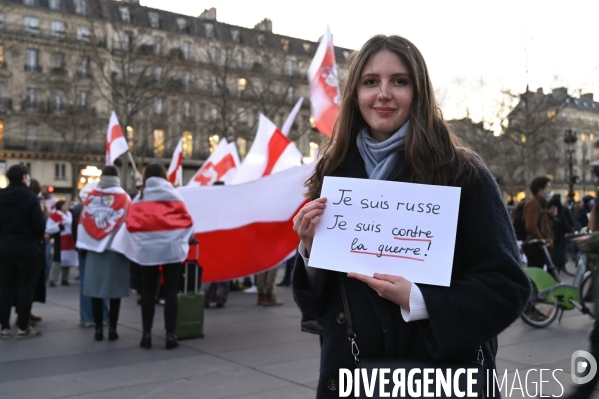 Guerre en UKRAINE. Rassemblement à Paris contre l invasion RUSSE en UKRAINE. Conflict in Ukraine. People protest against Russia s military invasion of Ukraine.