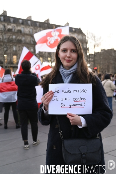 Guerre en UKRAINE. Rassemblement à Paris contre l invasion RUSSE en UKRAINE. Conflict in Ukraine. People protest against Russia s military invasion of Ukraine.