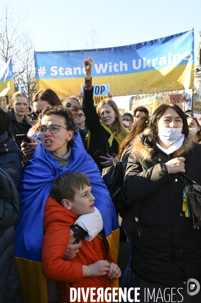 Guerre en UKRAINE. Rassemblement à Paris contre l invasion RUSSE en UKRAINE. Le 26.02.2022. Conflict in Ukraine. People protest against Russia s military invasion of Ukraine.