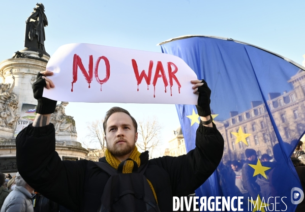 Guerre en UKRAINE. Rassemblement à Paris contre l invasion RUSSE en UKRAINE. Le 26.02.2022. Conflict in Ukraine. People protest against Russia s military invasion of Ukraine.