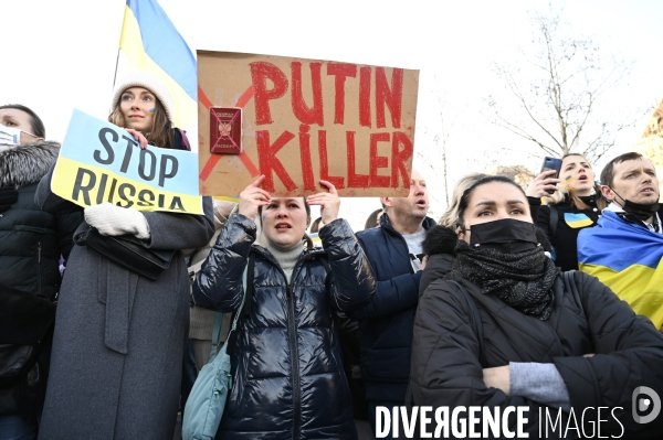 Guerre en UKRAINE. Rassemblement à Paris contre l invasion RUSSE en UKRAINE. Le 26.02.2022. Conflict in Ukraine. People protest against Russia s military invasion of Ukraine.