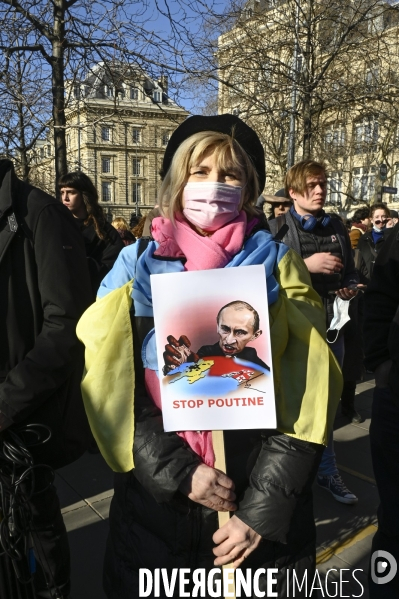 Guerre en UKRAINE. Rassemblement à Paris contre l invasion RUSSE en UKRAINE. Le 26.02.2022. Conflict in Ukraine. People protest against Russia s military invasion of Ukraine.