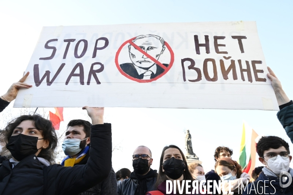 Guerre en UKRAINE. Rassemblement à Paris contre l invasion RUSSE en UKRAINE. Le 26.02.2022. Conflict in Ukraine. People protest against Russia s military invasion of Ukraine.