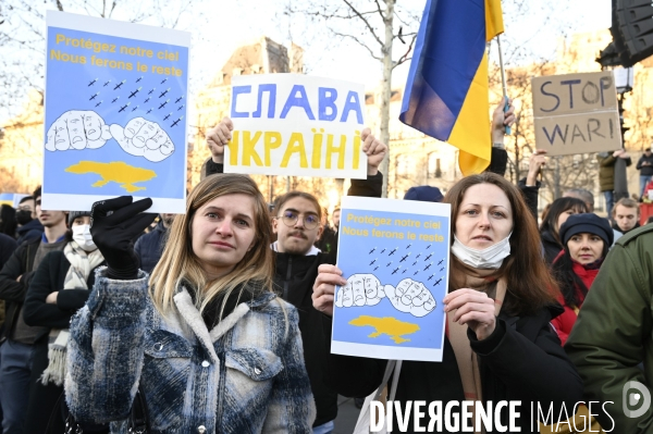 Guerre en UKRAINE. Rassemblement à Paris contre l invasion RUSSE en UKRAINE. Le 26.02.2022. Conflict in Ukraine. People protest against Russia s military invasion of Ukraine.