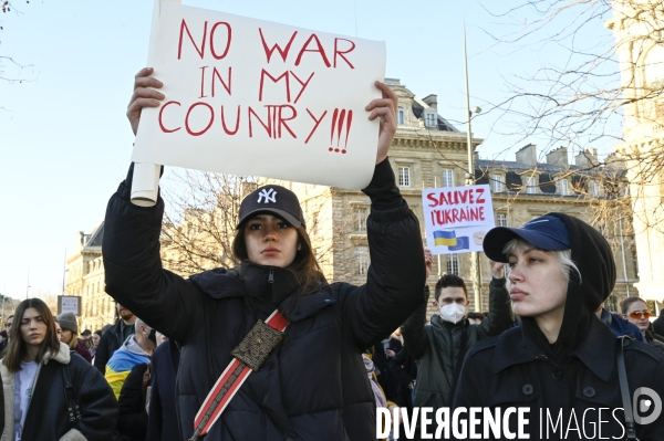 Guerre en UKRAINE. Rassemblement à Paris contre l invasion RUSSE en UKRAINE. Le 26.02.2022. Conflict in Ukraine. People protest against Russia s military invasion of Ukraine.