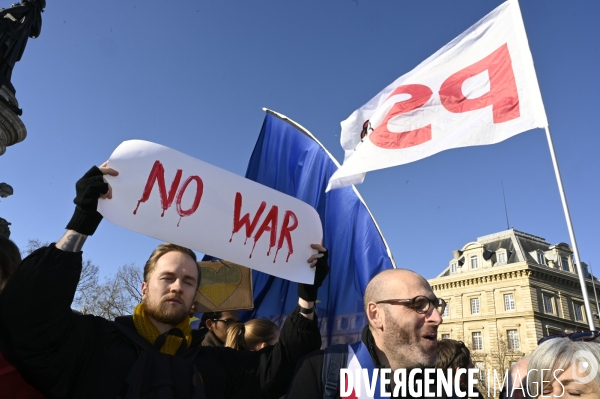 Guerre en UKRAINE. Rassemblement à Paris contre l invasion RUSSE en UKRAINE. Le 26.02.2022. Conflict in Ukraine. People protest against Russia s military invasion of Ukraine.