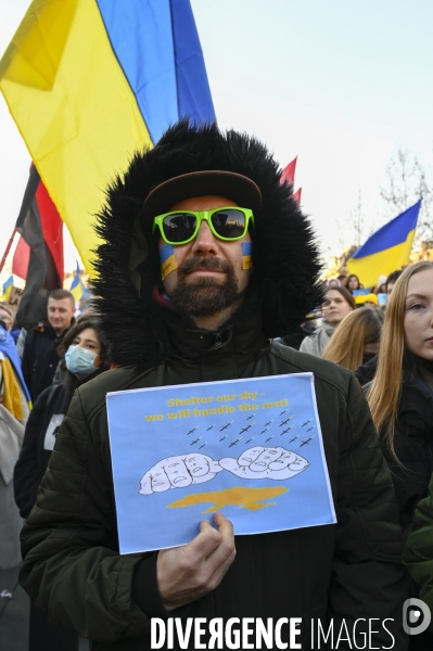 Guerre en UKRAINE. Rassemblement à Paris contre l invasion RUSSE en UKRAINE. Le 26.02.2022. Conflict in Ukraine. People protest against Russia s military invasion of Ukraine.