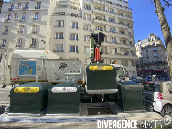Un camion derichebourg enleve des dechets menagers dans une station trilib dans paris