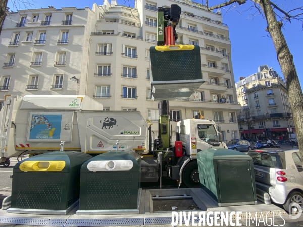 Un camion derichebourg enleve des dechets menagers dans une station trilib dans paris